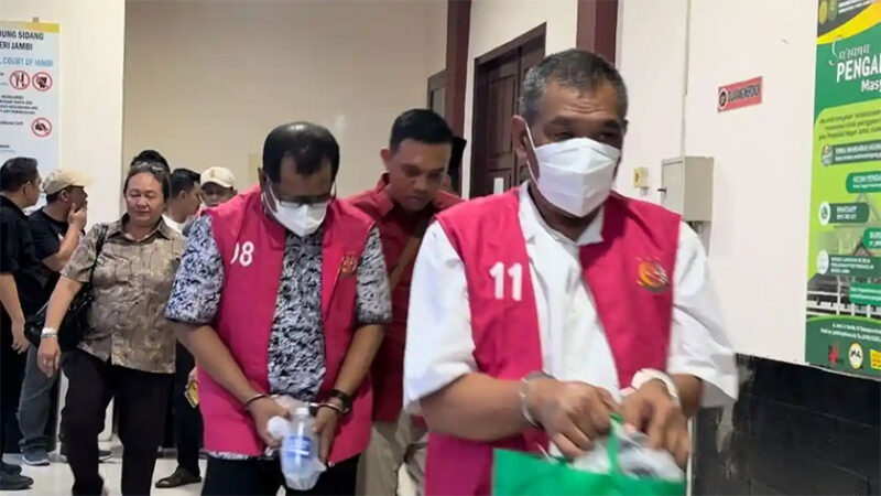 Para terdakwa kasus korupsi pengadaan alat praktik SMK di Dinas Pendidikan Provinsi Jambi 2021-2023, sidang di Pengadilan Tipikor Jambi. 