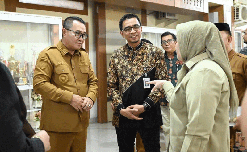 Wali Kota Sungai Penuh, Alfin, SH menerima kunjungan silaturahmi Anggota DPD RI bersama Kepala OJK Provinsi Jambi di ruang kerja Wali Kota, Selasa (5/5).