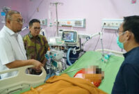 Wakil Ketua Komisi VI DPR RI Andre Rosiade mendatangi ruang PICU RSUP M Djamil Padang, Jumat (8/5/2026) malam, menjenguk balita korban KDRT oleh ayah tiri. Foto: Dok. Istimewa
