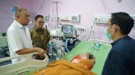 Wakil Ketua Komisi VI DPR RI Andre Rosiade mendatangi ruang PICU RSUP M Djamil Padang, Jumat (8/5/2026) malam, menjenguk balita korban KDRT oleh ayah tiri. Foto: Dok. Istimewa

