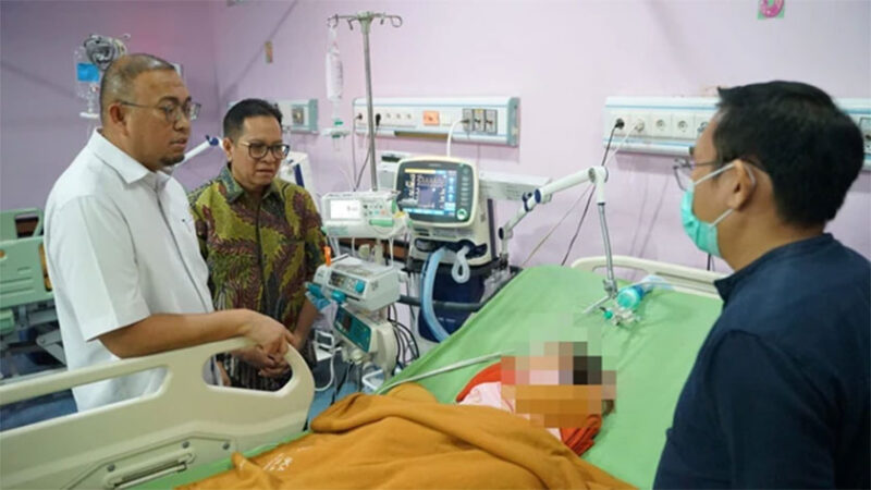 Wakil Ketua Komisi VI DPR RI Andre Rosiade mendatangi ruang PICU RSUP M Djamil Padang, Jumat (8/5/2026) malam, menjenguk balita korban KDRT oleh ayah tiri. Foto: Dok. Istimewa
