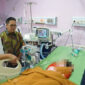 Wakil Ketua Komisi VI DPR RI Andre Rosiade mendatangi ruang PICU RSUP M Djamil Padang, Jumat (8/5/2026) malam, menjenguk balita korban KDRT oleh ayah tiri. Foto: Dok. Istimewa
