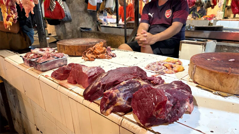 Kondisi pedagang daging sapi di Pasar Rumput, Jakarta Selatan, dan Pasar Senen, Jakarta Pusat, Sabtu (23/5/2026).
