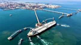 Sebuah kapal tanker minyak mentah diarahkan ke dermaga di terminal minyak di pelabuhan Qingdao, di Provinsi Shandong, bagian timur China pada 7 Maret 2026.(AFP)