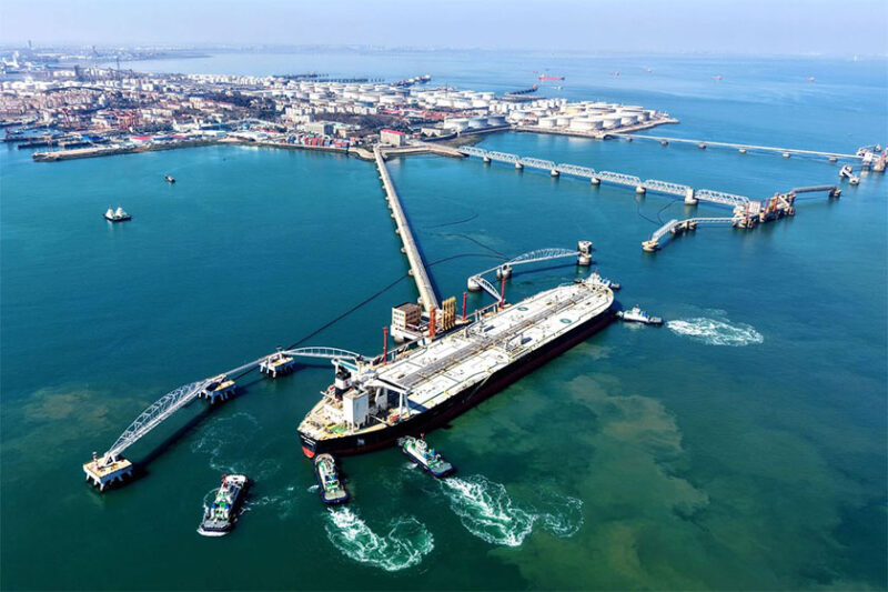 Sebuah kapal tanker minyak mentah diarahkan ke dermaga di terminal minyak di pelabuhan Qingdao, di Provinsi Shandong, bagian timur China pada 7 Maret 2026.(AFP)