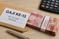 Ilustrasi amplop gaji ke-13 PNS, TNI, dan Polri tahun 2026 lengkap dengan uang rupiah pecahan Rp100 ribu.