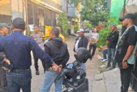 Rumah penulis buku, Ahmad Bahar, yang berlokasi di kawasan Cimanggis, Depok, Jawa Barat, didatangi oleh belasan orang yang mengaku anggota ormas GRIB Jaya pada Minggu (17/5/2026)(Foto: Dokumentasi pribadi keluarga Ahmad Bahar)
