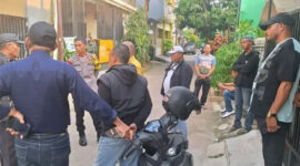 Rumah penulis buku, Ahmad Bahar, yang berlokasi di kawasan Cimanggis, Depok, Jawa Barat, didatangi oleh belasan orang yang mengaku anggota ormas GRIB Jaya pada Minggu (17/5/2026)(Foto: Dokumentasi pribadi keluarga Ahmad Bahar)
