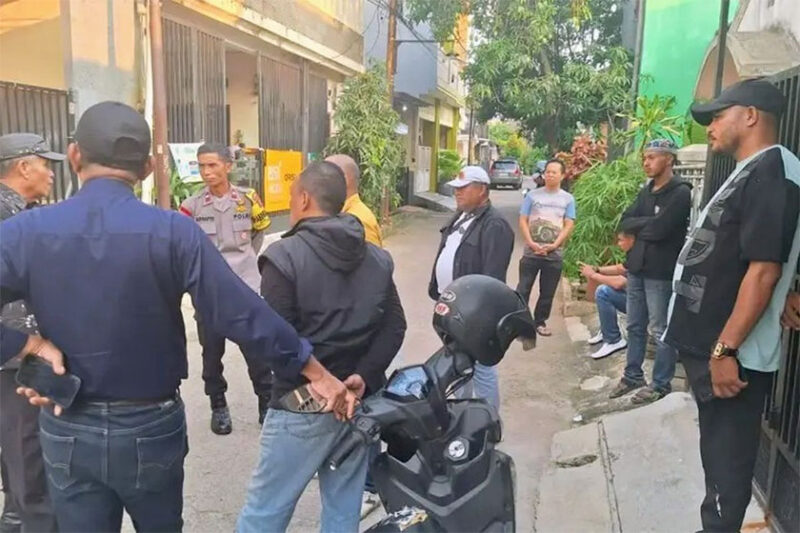 Rumah penulis buku, Ahmad Bahar, yang berlokasi di kawasan Cimanggis, Depok, Jawa Barat, didatangi oleh belasan orang yang mengaku anggota ormas GRIB Jaya pada Minggu (17/5/2026)(Foto: Dokumentasi pribadi keluarga Ahmad Bahar)

