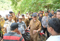 Gubernur Sumatera Barat, Mahyeldi Ansharullah, berdialog dengan masyarakat dan penambang saat meninjau aktivitas PETI di kawasan Batu Gando, Kabupaten Sijunjung, Selasa (19/5/2026). Mahyeldi meminta masyarakat segera mengurus izin tambang rakyat agar aktivitas pertambangan berjalan legal dan aman.(KOMPAS.COM/DHARMA HARISA)