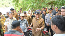 Gubernur Sumatera Barat, Mahyeldi Ansharullah, berdialog dengan masyarakat dan penambang saat meninjau aktivitas PETI di kawasan Batu Gando, Kabupaten Sijunjung, Selasa (19/5/2026). Mahyeldi meminta masyarakat segera mengurus izin tambang rakyat agar aktivitas pertambangan berjalan legal dan aman.(KOMPAS.COM/DHARMA HARISA)

