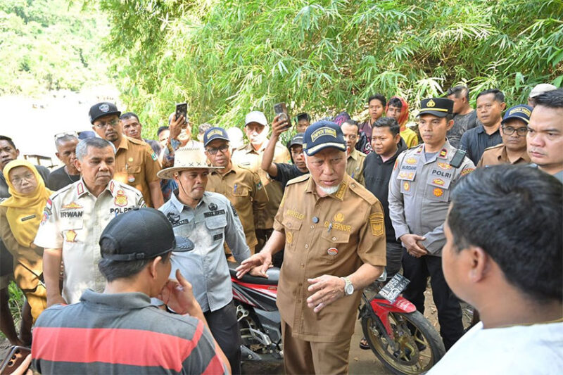Gubernur Sumatera Barat, Mahyeldi Ansharullah, berdialog dengan masyarakat dan penambang saat meninjau aktivitas PETI di kawasan Batu Gando, Kabupaten Sijunjung, Selasa (19/5/2026). Mahyeldi meminta masyarakat segera mengurus izin tambang rakyat agar aktivitas pertambangan berjalan legal dan aman.(KOMPAS.COM/DHARMA HARISA)
