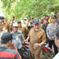 Gubernur Sumatera Barat, Mahyeldi Ansharullah, berdialog dengan masyarakat dan penambang saat meninjau aktivitas PETI di kawasan Batu Gando, Kabupaten Sijunjung, Selasa (19/5/2026). Mahyeldi meminta masyarakat segera mengurus izin tambang rakyat agar aktivitas pertambangan berjalan legal dan aman.(KOMPAS.COM/DHARMA HARISA)
