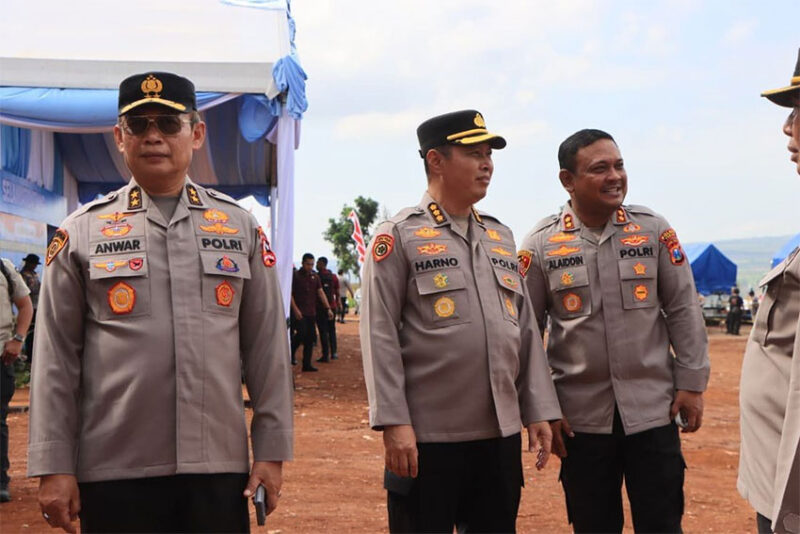 Asisten Kapolri Bidang SDM sekaligus Kepala Satgas Ketahanan Pangan Polri Irjen Anwar (kiri)(Dokumentasi Humas Polri.)