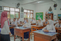 Guru sedang mengajar di Sekolah Menengah Pertama. (Foto: Dok Kemendikdasmen)

