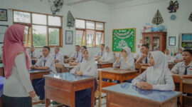 Guru sedang mengajar di Sekolah Menengah Pertama. (Foto: Dok Kemendikdasmen)
