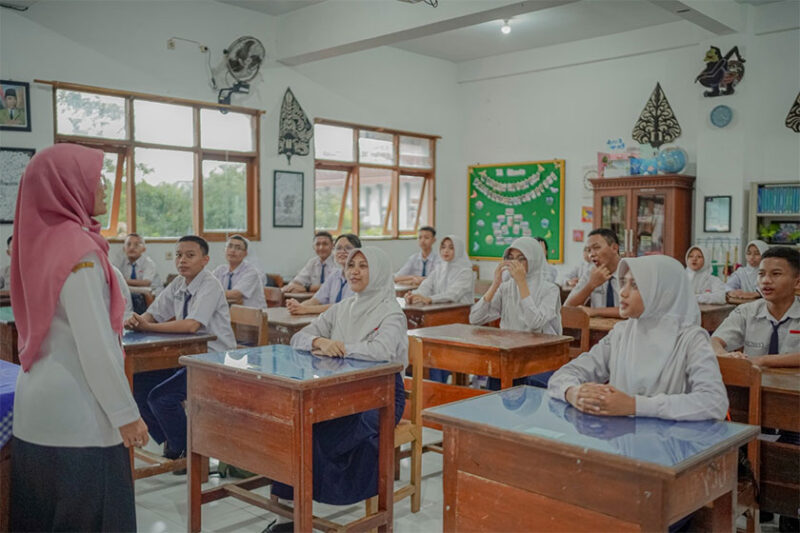 Guru sedang mengajar di Sekolah Menengah Pertama. (Foto: Dok Kemendikdasmen)
