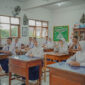Guru sedang mengajar di Sekolah Menengah Pertama. (Foto: Dok Kemendikdasmen)
