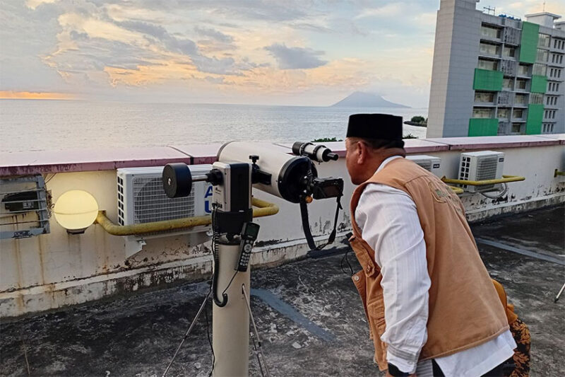 Pantauan Hilal di atas Rooftop MTC Megamas Manado, Kelurahan Titiwungen Utara, Kecamatan Sario oleh Tim Hisab Rukyat Kanwil Kementerian Agama Provinsi Sulut, Kamis (19/3/2026)(KOMPAS.com/Subhan Sabu)