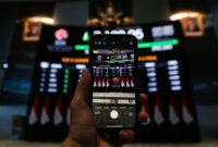 Pengunjung memotret layar yang menampilkan pergerakan Indeks Harga Saham Gabungan (IHSG) di Bursa Efek Indonesia, Jakarta, Rabu (25/3/2026).  Foto: Asprilla Dwi Adha/ANTARA FOTO
