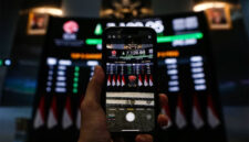 Pengunjung memotret layar yang menampilkan pergerakan Indeks Harga Saham Gabungan (IHSG) di Bursa Efek Indonesia, Jakarta, Rabu (25/3/2026).  Foto: Asprilla Dwi Adha/ANTARA FOTO
