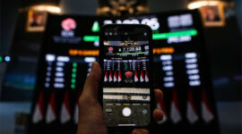 Pengunjung memotret layar yang menampilkan pergerakan Indeks Harga Saham Gabungan (IHSG) di Bursa Efek Indonesia, Jakarta, Rabu (25/3/2026).  Foto: Asprilla Dwi Adha/ANTARA FOTO

