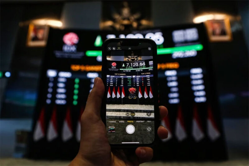 Pengunjung memotret layar yang menampilkan pergerakan Indeks Harga Saham Gabungan (IHSG) di Bursa Efek Indonesia, Jakarta, Rabu (25/3/2026).  Foto: Asprilla Dwi Adha/ANTARA FOTO
