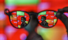 Asing Jual Saham Rp8,36 Triliun, IHSG Tertekan dan Rupiah Nyaris Rp17.900 per Dolar AS