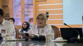 Direktur Jenderal Guru dan Tenaga Kependidikan (GTK) Kemendikdasmen Nunuk Suryani dalam konferensi pers di Kantor Kemendikdasmen, Jakarta Pusat, Senin (11/5/2026).(KOMPAS.com/FIRDA JANATI)
