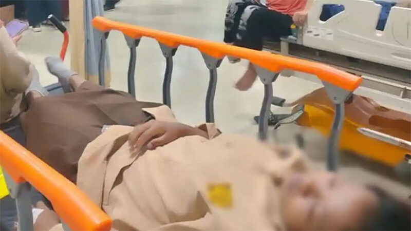 Potret satu di antara pelajar SMKN 1 Kota Jambi yang dirawat di RSUD Raden Mattaher Jambi, Rabu (20/5/2026). Delapan siswi SMKN 1 Kota Jambi dipulangkan dari RSUD Raden Mattaher setelah menjalani observasi medis akibat dugaan keracunan usai mengonsumsi MBG dan sate di lingkungan sekolah. 