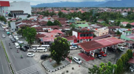 Suasana antrean soalr di jalan utama khatib sulaiman, Padang Utara Kota Padang, beberapa waktu lalu. Antrean ini menyebabkan gangguan bagi para pengendara yang melintas. Sumber foto Rio Johanes untuk Kompas.com(Rahmat Panji (Kompas.com))
