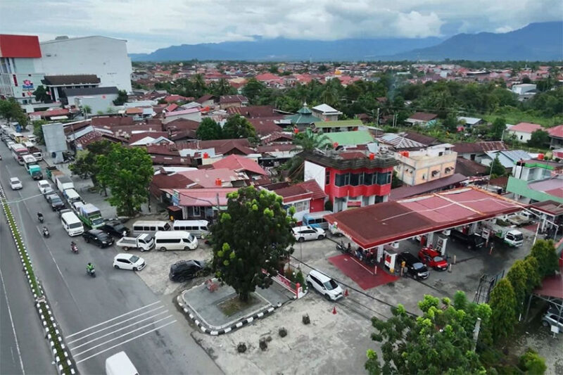 Suasana antrean soalr di jalan utama khatib sulaiman, Padang Utara Kota Padang, beberapa waktu lalu. Antrean ini menyebabkan gangguan bagi para pengendara yang melintas. Sumber foto Rio Johanes untuk Kompas.com(Rahmat Panji (Kompas.com))

