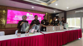 Kejari PPU menunjukkan uang hasil sitaan kasus korupsi pengelolaan dana pelabuhan pada BUMDes Makmur Mandiri, Desa Bumi Harapan, Sepaku, Penajam Paser Utara. (KOMPAS.COM/Erik Alfian)
