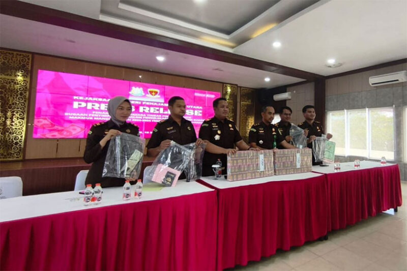 Kejari PPU menunjukkan uang hasil sitaan kasus korupsi pengelolaan dana pelabuhan pada BUMDes Makmur Mandiri, Desa Bumi Harapan, Sepaku, Penajam Paser Utara. (KOMPAS.COM/Erik Alfian)
