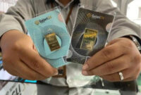 UPDATE HARGA EMAS – Seorang karyawan menunjukkan emas batangan Galeri 24 ukuran 5 gram dan 10 gram. Harga emas Antam, UBS, dan Galeri 24 di Pegadaian kompak naik hari ini. UBS melonjak paling tinggi hingga Rp111 ribu. (Tribun Jabar/nappisah)
