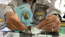 UPDATE HARGA EMAS – Seorang karyawan menunjukkan emas batangan Galeri 24 ukuran 5 gram dan 10 gram. Harga emas Antam, UBS, dan Galeri 24 di Pegadaian kompak naik hari ini. UBS melonjak paling tinggi hingga Rp111 ribu. (Tribun Jabar/nappisah)
