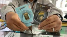 UPDATE HARGA EMAS – Seorang karyawan menunjukkan emas batangan Galeri 24 ukuran 5 gram dan 10 gram. Harga emas Antam, UBS, dan Galeri 24 di Pegadaian kompak naik hari ini. UBS melonjak paling tinggi hingga Rp111 ribu. (Tribun Jabar/nappisah)

