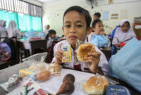 Potret Menu MBG untuk Siswa Sekolah pada Bulan Ramadan (Foto: Katadata/Fauza Syahputra)
