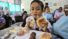 Potret Menu MBG untuk Siswa Sekolah pada Bulan Ramadan (Foto: Katadata/Fauza Syahputra)
