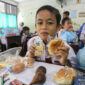 Potret Menu MBG untuk Siswa Sekolah pada Bulan Ramadan (Foto: Katadata/Fauza Syahputra)
