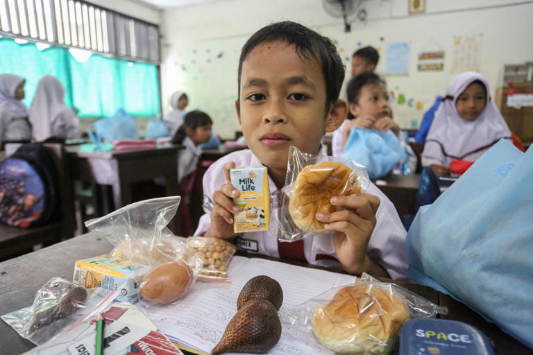 Potret Menu MBG untuk Siswa Sekolah pada Bulan Ramadan (Foto: Katadata/Fauza Syahputra)
