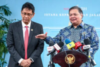 Menko Perekonomian Airlangga Hartarto (kanan) bersama Menteri Keuangan Purbaya Yudhi Sadewa (kiri) menyampaikan keterangan pers usai mengikuti rapat di Kompleks Istana Kepresidenan, Jakarta, Jumat (22/5/2026). Foto: Galih Pradipta/ANTARA FOTO
