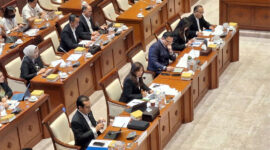 Menkomdigi Meutya Hafid dalam rapat kerja Komisi I DPR di Gedung DPR, Senayan, Jakarta, Senin (18/5/2026). (KOMPAS.com/ADHYASTA DIRGANTARA)