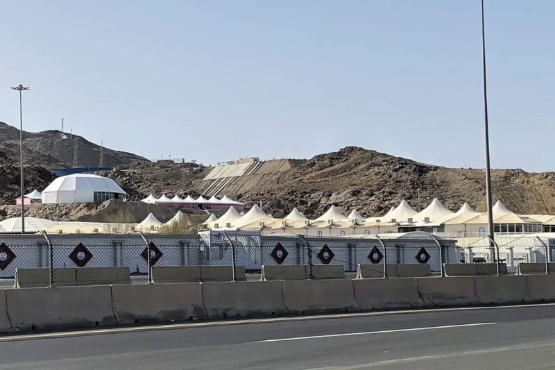 Tenda-tenda berdiri jelang puncak haji yakni prosesi ibadah haji 2026 di Arafah, Muzdalifah, dan Mina (Armuzna) yang tinggal menghitung hari. (DOK. MCH 2026)
