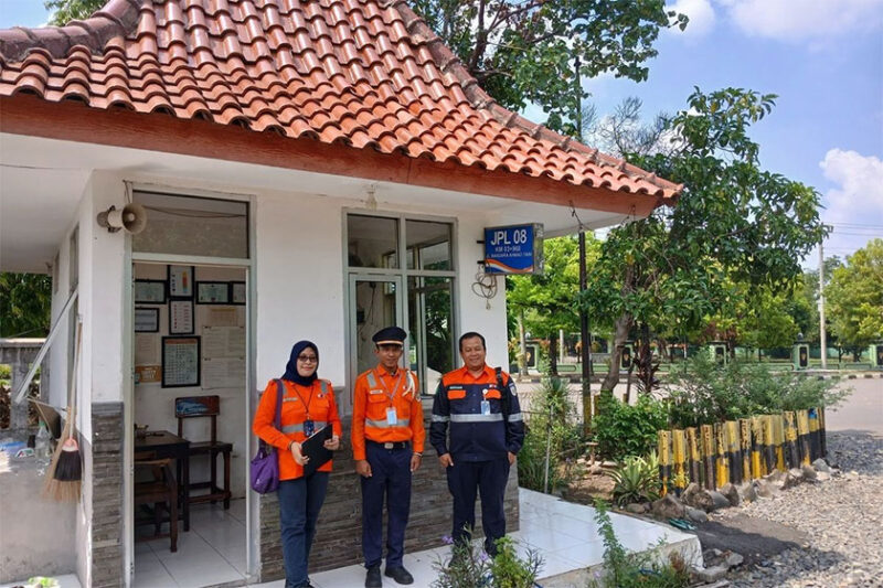 Penjaga perlintasan kereta di Wilayah Daerah Operasi 4 Semarang, Jawa Tengah. (Dok. KAI Daop 4 Semarang)