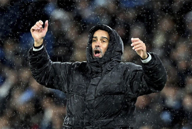 Pelatih Manchester City Pep Guardiola menyampaikan intruksi kepada pemainnya saat laga melawan Brentford pada pertandingan perempat final Piala Liga Inggris di Stadion Etihad, Manchester, Inggris, Rabu (17/12/2025). Foto: Peter Powell/Reuters
