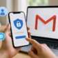 Ilustrasi pengguna mengganti password Gmail melalui perangkat smartphone dan laptop untuk meningkatkan keamanan akun Google.