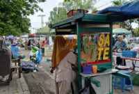 Suasana Minggu pagi di kawasan depan Kantor Bupati Muaro Bungo dipenuhi aktivitas masyarakat dan pedagang UMKM yang memanfaatkan keramaian untuk berjualan, Minggu (16/5/2026).