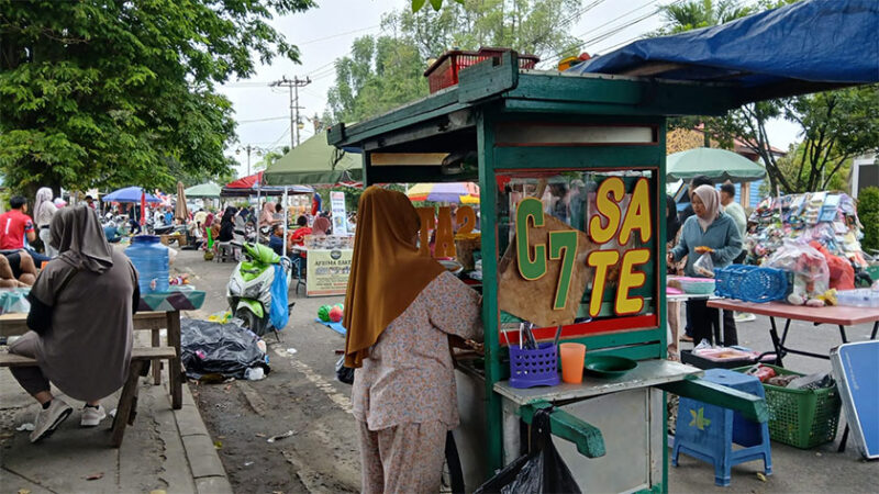 Suasana Minggu pagi di kawasan depan Kantor Bupati Muaro Bungo dipenuhi aktivitas masyarakat dan pedagang UMKM yang memanfaatkan keramaian untuk berjualan, Minggu (16/5/2026).