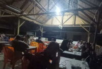 Warga memadati warung kopi di Krueng Mane, Kecamatan Muara Batu, Kabupaten Aceh Utara, saat pemadaman listrik, Jumat (25/5/2026) malam(KOMPAS.COM/MASRIADI SAMBO)